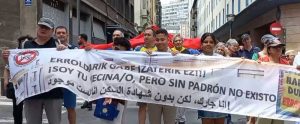 La Plataforma «Erroldarik Gabe Izaterik Ez/Padron para todas» ha organizado en Bilbao una cadena humana